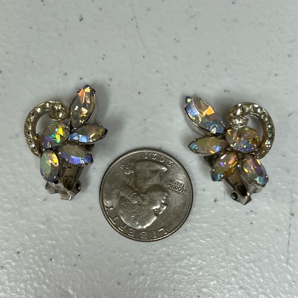 VINTAGE SIGNED WEISS CLEAR RHINESTONE CLIP ON EARRINGS - Picture 5 of 11